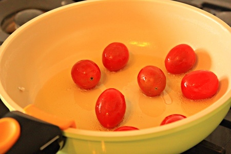 Яйца пашот со шпинатом и томатами к завтраку: шаг 4