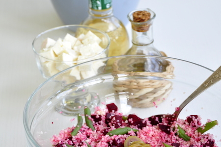 Легкий и полезный салат из кускуса со свеклой, стручковой фасолью, оливками и брынзой: шаг 5