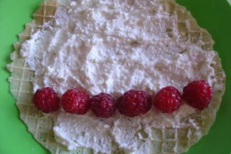 Вафельные роллы  с творогом и ягодами.: шаг 6