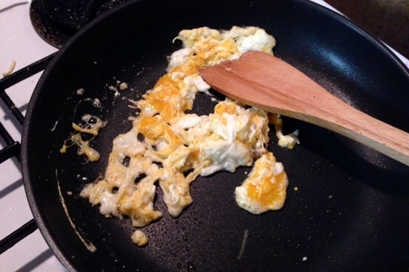 Жареная вермишель с креветками и яйцом: шаг 14
