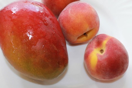 Пирог с манго и персиками: шаг 2