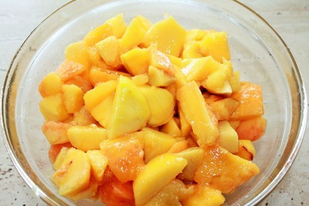 Пирог с манго и персиками: шаг 3