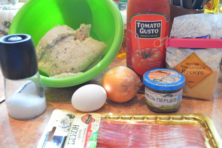 Рыбные тефтельки в беконе под томатным соусом.: шаг 1