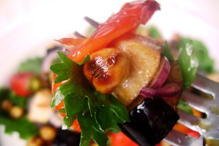  теплый салат с  баклажанами и жареным нутом  «очень ближний восток».: шаг 6