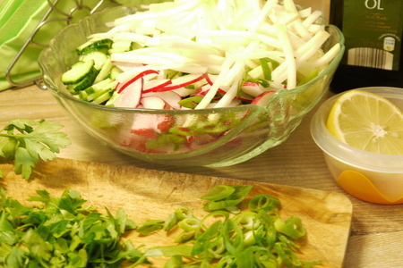 Витаминный салат с кольраби и редисом: шаг 2