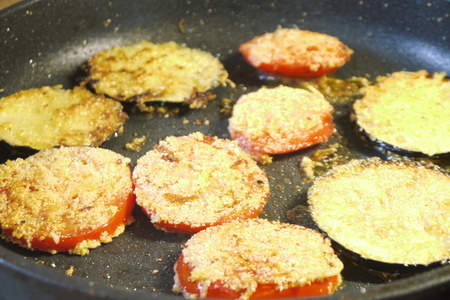 Макароны по-милански с баклажанами и помидорами в хрустящей сырной панировке: шаг 5