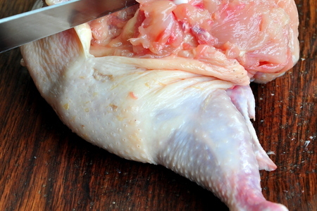 Курица без костей фаршированная капустной солянкой с охотничьими колбасками: шаг 8