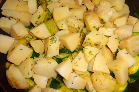 Сабджи-кабачковый микс с запеченным картофелем и специями: шаг 8