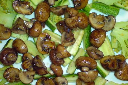 Тёплый салат с лососем и грибами под сырно-сливочным соусом: шаг 6