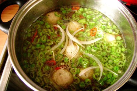 Ароматный суп по-китайски с овощами, лапшой и фаршированными фрикадельками: шаг 9