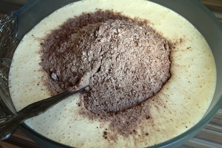 Шоколадная шарлотка с ванильным кремом: шаг 3