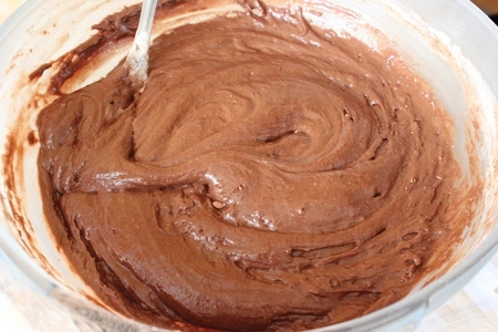 Шоколадная шарлотка с ванильным кремом: шаг 4