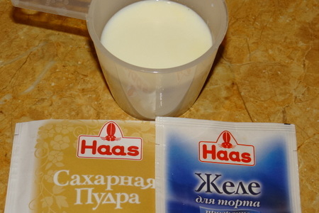 Фруктово-молочное желе с корицей и прослойкой из печенья: шаг 3