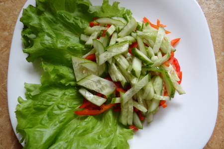 Салат из маринованной тыквы с овощами, сырами и орехами: шаг 2