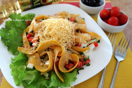 Салат из маринованной тыквы с овощами, сырами и орехами: шаг 7