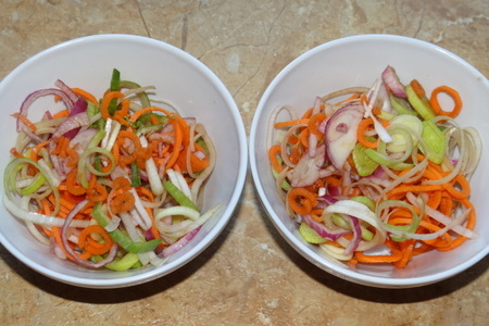 Салат из моркови и лука с фетой, кедровыми орехами и маслинами: шаг 1