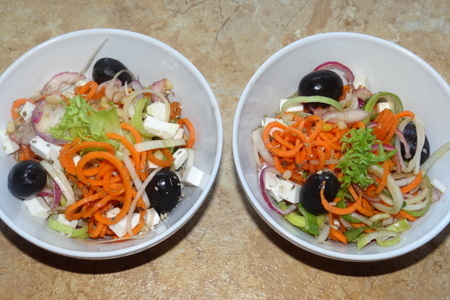Салат из моркови и лука с фетой, кедровыми орехами и маслинами: шаг 2