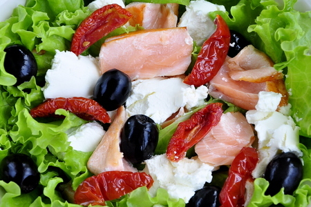 Салат с рикоттой, семгой и маслинами: шаг 2