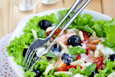 Салат с рикоттой, семгой и маслинами: шаг 4