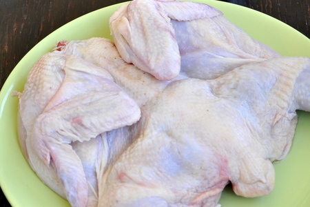 Цыпленок запеченный в ароматном зеленом соусе со сливами: шаг 1