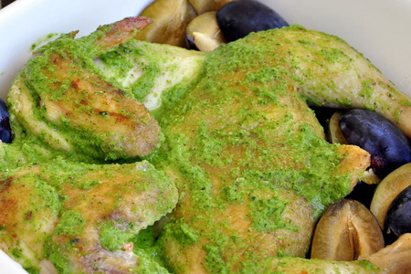 Цыпленок запеченный в ароматном зеленом соусе со сливами: шаг 4