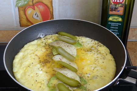 Омлет с начинкой и зеленый салат с томатами: шаг 5