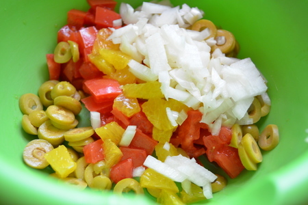 Салат с малосольной семгой и оливками: шаг 4