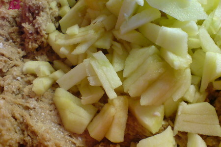 Яблочный пирог с финиками,орехами  и корицей: шаг 4