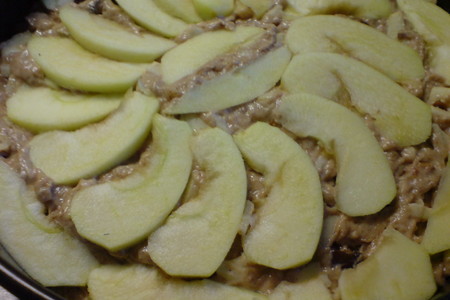 Яблочный пирог с финиками,орехами  и корицей: шаг 7