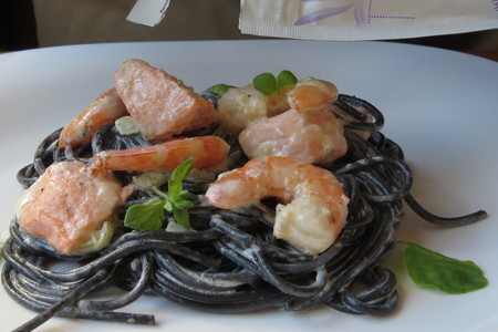 Спагетти с чернилами каракатицы в сливочном соусе с морепродуктами «insolito»: шаг 8
