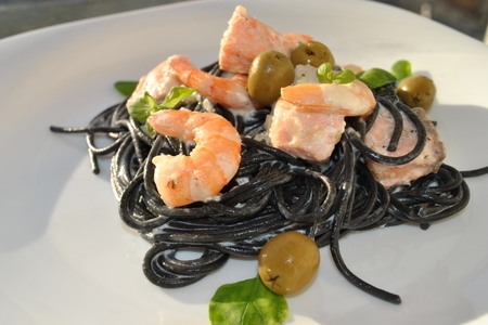 Спагетти с чернилами каракатицы в сливочном соусе с морепродуктами «insolito»: шаг 9