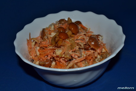 Салат с корейской морковью и маринованными опятами: шаг 4