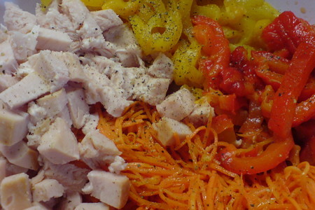 Салат из запечённого перца,"корейской"  моркови и копчёной индейки.: шаг 4