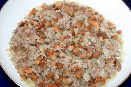 Капустный пирог с мясом и грибами на сковороде: шаг 3