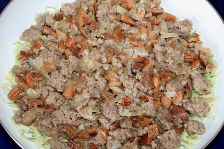 Капустный пирог с мясом и грибами на сковороде: шаг 8