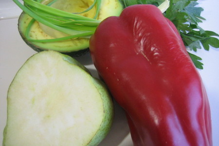 Салат с авокадо и овощами под соусом винегрет: шаг 1