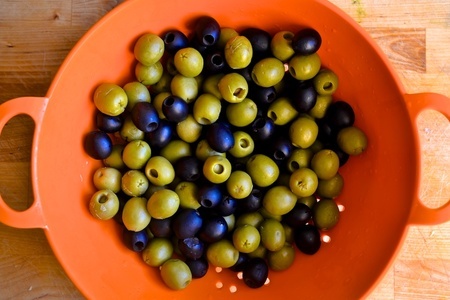 Теплые оливки и маслины с лимоном и зеленью: шаг 3