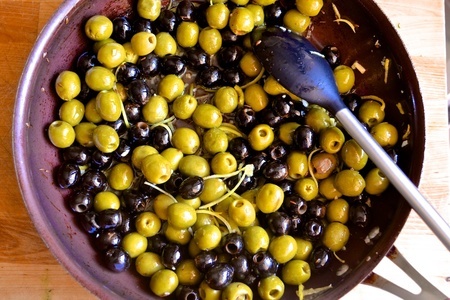 Теплые оливки и маслины с лимоном и зеленью: шаг 8