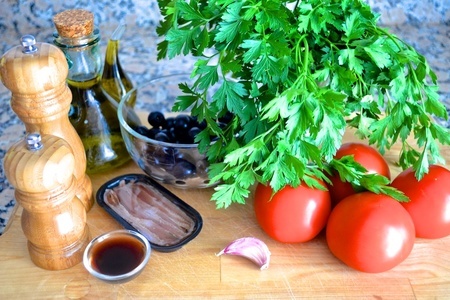 Салат с помидорами, анчоусами и маслинами (ensalada de tomate con anchoas y olivas): шаг 1