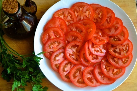 Салат с помидорами, анчоусами и маслинами (ensalada de tomate con anchoas y olivas): шаг 2