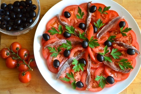 Салат с помидорами, анчоусами и маслинами (ensalada de tomate con anchoas y olivas): шаг 3
