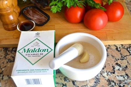 Салат с помидорами, анчоусами и маслинами (ensalada de tomate con anchoas y olivas): шаг 4