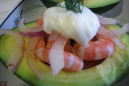 Салат-закуска из креветок,авокадо и лука под йогуртом: шаг 3