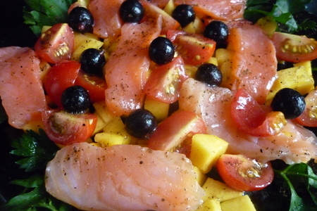 Салат  с лососем,черной смородиной,манго и черри: шаг 2