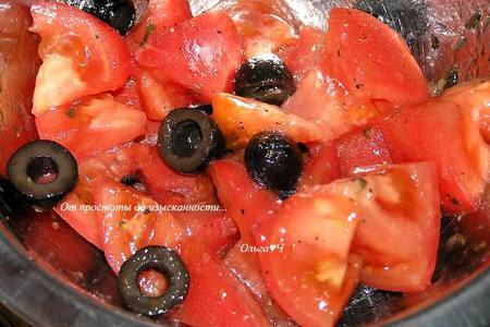 Салат из помидоров с маслинами и кедровым маслом: шаг 2