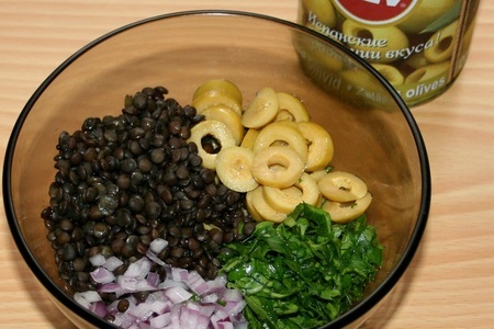 Салат из тунца с черной чечевицей и оливками в слоеных тарталетках: шаг 8