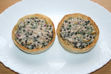 Салат из тунца с черной чечевицей и оливками в слоеных тарталетках: шаг 11