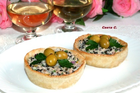 Салат из тунца с черной чечевицей и оливками в слоеных тарталетках: шаг 12