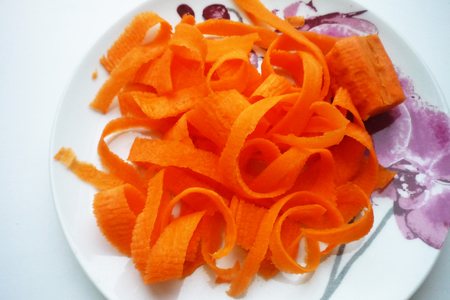 Салат с лососем, морковью и грейпфрутом: шаг 1