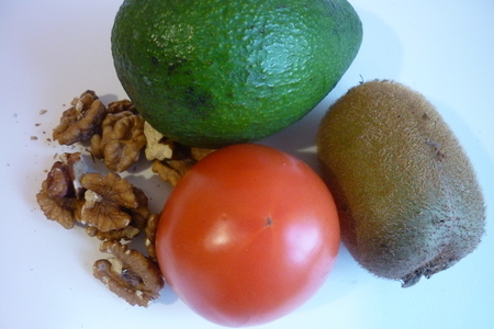 Салат с авокадо,киви,томатом и грецкими орехами: шаг 1